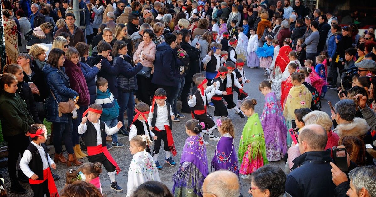 La festa de Sant Antoni inclou actes molt variats com els balls, la cercavila, la missa i processó en honor de sant Antoni, la benedicció dels animals, el popular sorteig del mantó i la faixa, i la cursa de cintes i trencada d’olles