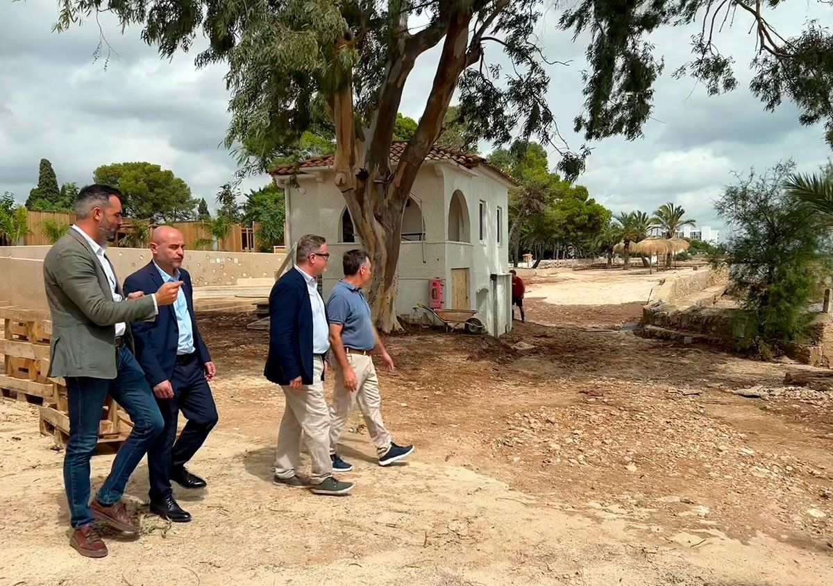 L'alcalde d'Alcanar, durant la visita institucional d'este dimarts a la zona afectada pels aiguats.