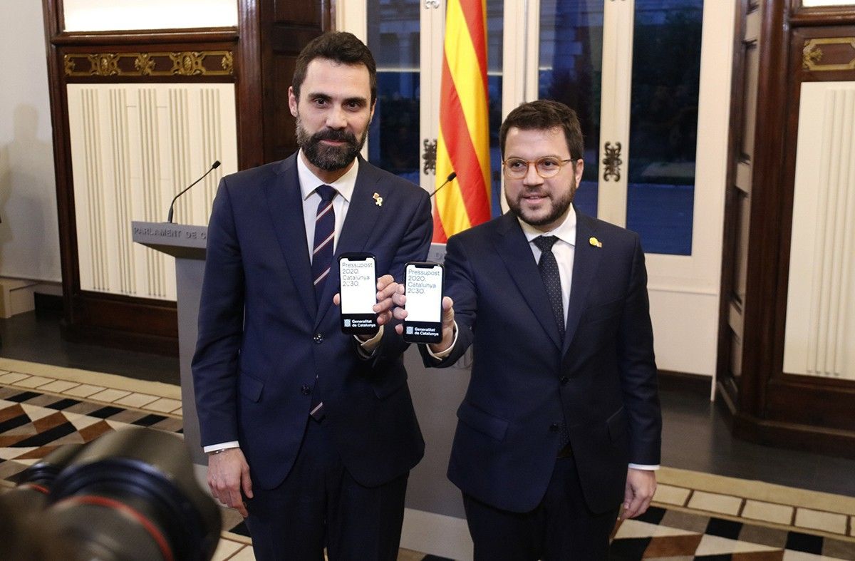El president del Parlament, Roger Torrent, i del vicepresident del Govern, Pere Aragonès, mostrant els pressupostos de la Generalitat als seus telèfons mòbils 