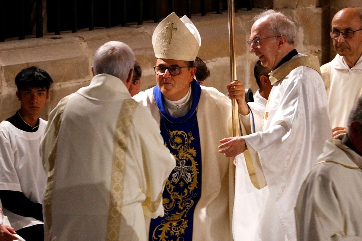 Diversos preveres de la diòcesi de Tortosa saludant el nou bisbe, Sergi Gordo.