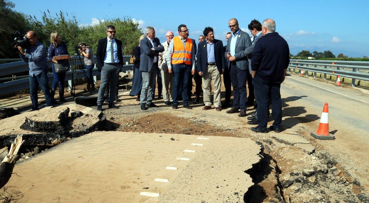 El conseller d'Interior, Miquel Buch, amb representants territorials, visitant la zona de la carretera C-12 que va quedar esfondrada pel pas del barranc de la Galera. imatge de l'octubre de 2018