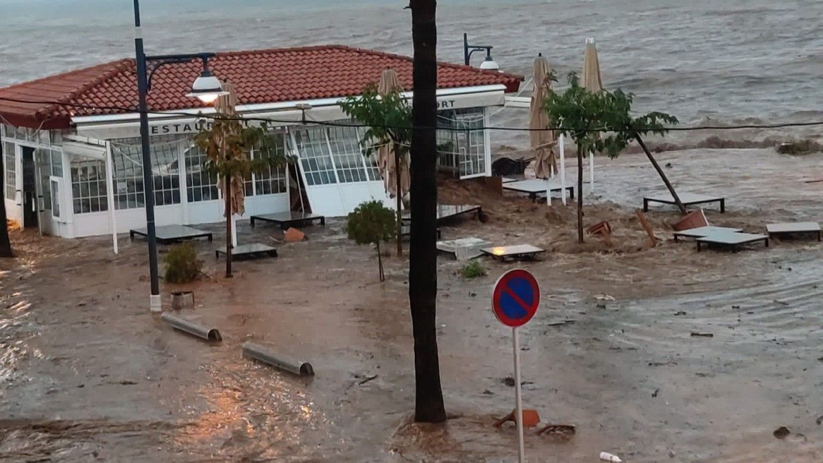 Un establiment del Passeig Marítim de les Cases d'Alcanar  completament inundat i amb destrosses per la força de l'aigua