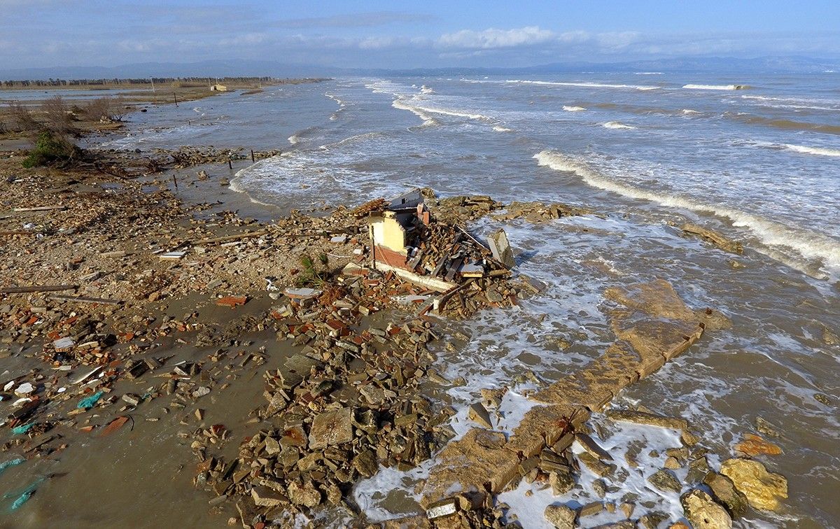 Pla aeri d'una construcció derruïda pel temporal a la platja de la bassa de l'Arena, al delta de l'Ebre, el 23 de gener.