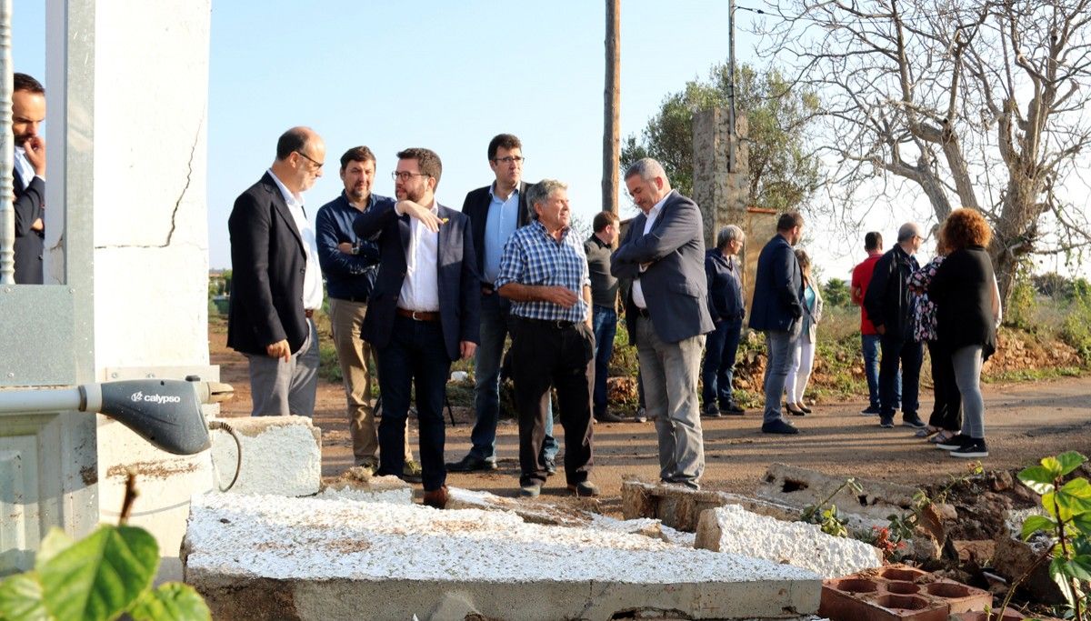 El vicepresident del Govern, Pere Aragonès, visitant amb l'Ajuntament i els veïns afectats una de les cases on l'aigua es va endur murs, a les Cases d'Alcanar.