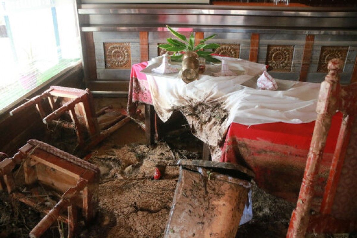 Pla mitjà de l'interior del menjador d'un restaurant de les Cases d'Alcanar, afectat pels aiguats. 