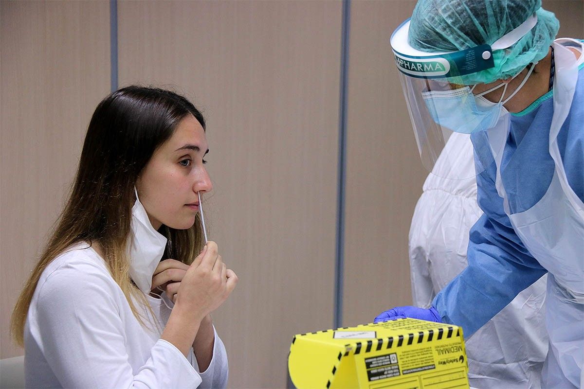 Una estudiant prenent-se la mostra per a la prova PCR al Campus Terres de l'Ebre de la URV, a Tortosa.