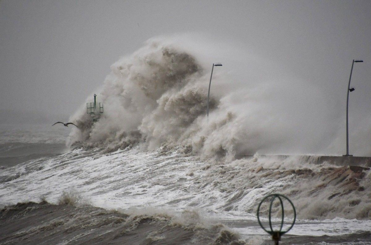 Les fortes onades impactant contra el dic de contecció del moll, este dimarts a l'Ampolla.