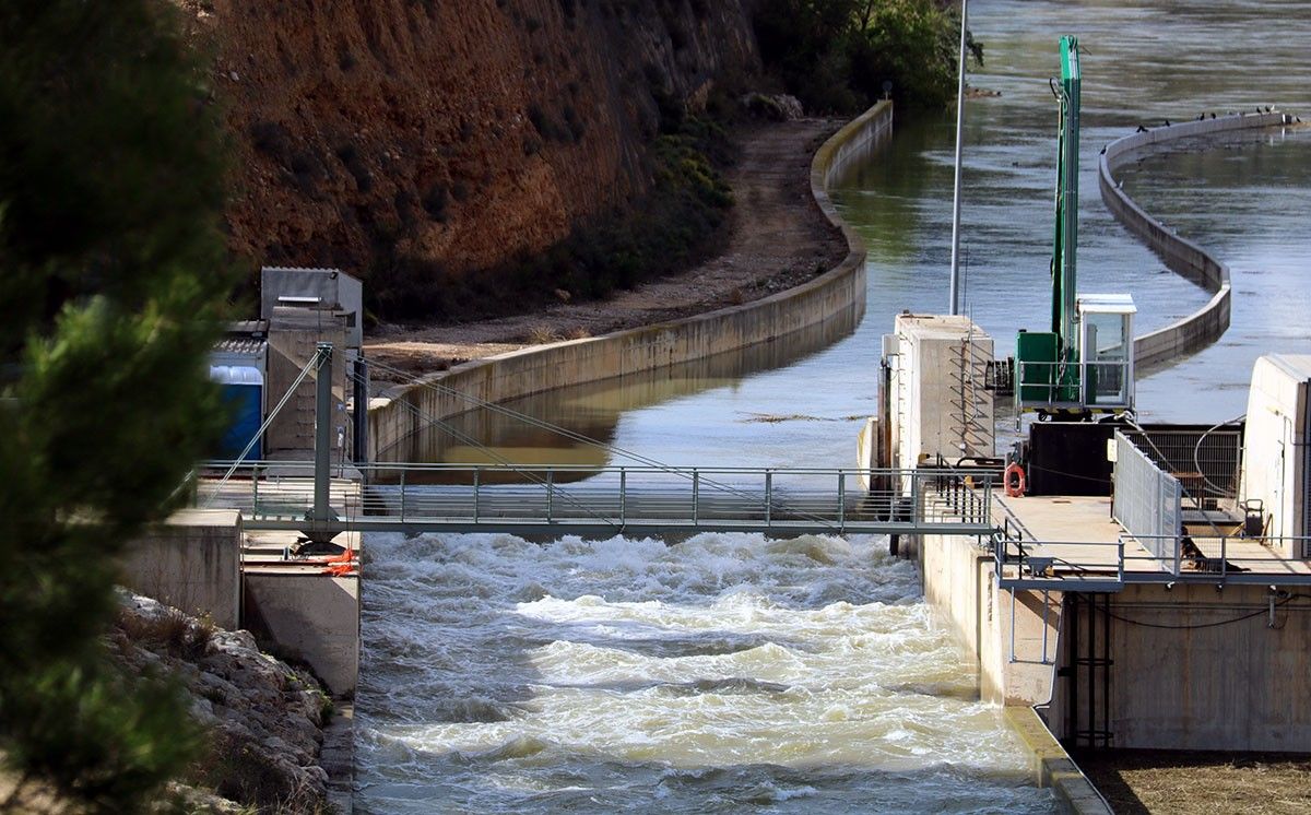 Les turbines aturades a l'assut de Xerta, en plena crescuda del riu Ebre. 