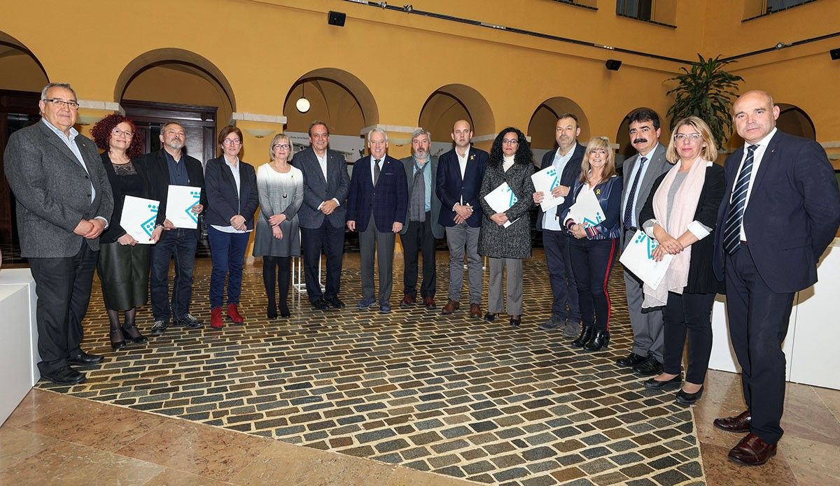 Representants del govern de la Diputació de Tarragona i dels consells comarcals  després de la signatura dels convenis dels plans d'ocupació.