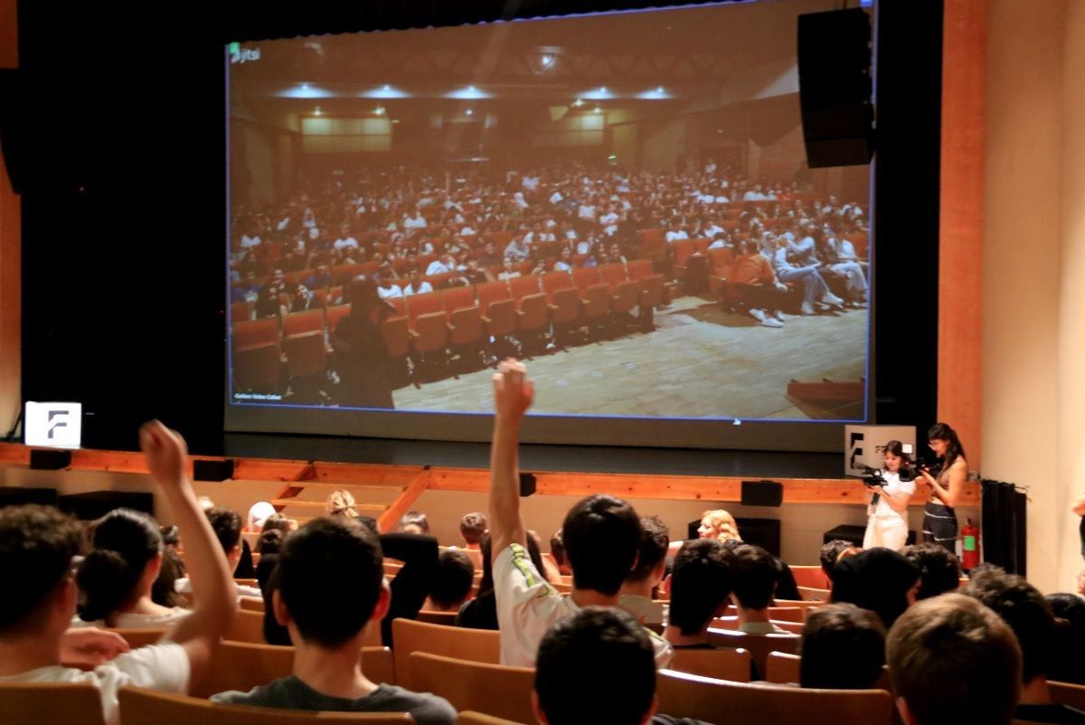 Alumnes a la projecció d'un documental a Tortosa en la mostra de cinema FRONT  
