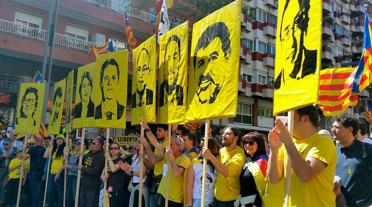 Els rostres dels presos polítics han desfilat enmig de la gernació.