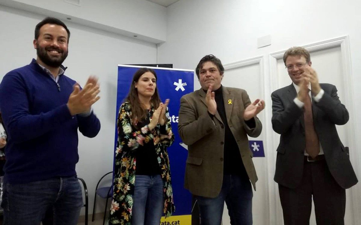 Manel Madià acompanyat de Ferran Bel i Lluís Soler, com a membres de la direcció nacional del Partit Demòcrata i Mònica Sales, presidenta del PDeCat a l'Ebre