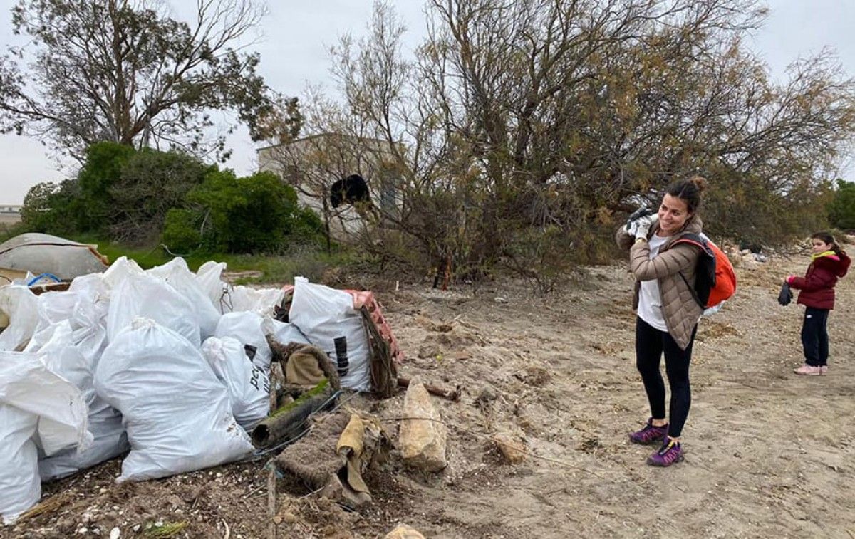 Voluntaris recullen 10.000 quilos de brossa de les platges de la badia dels Alfacs 