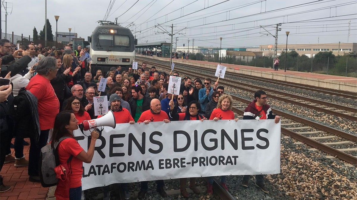 La plataforma Trens Dignes en una manifestació del 2020