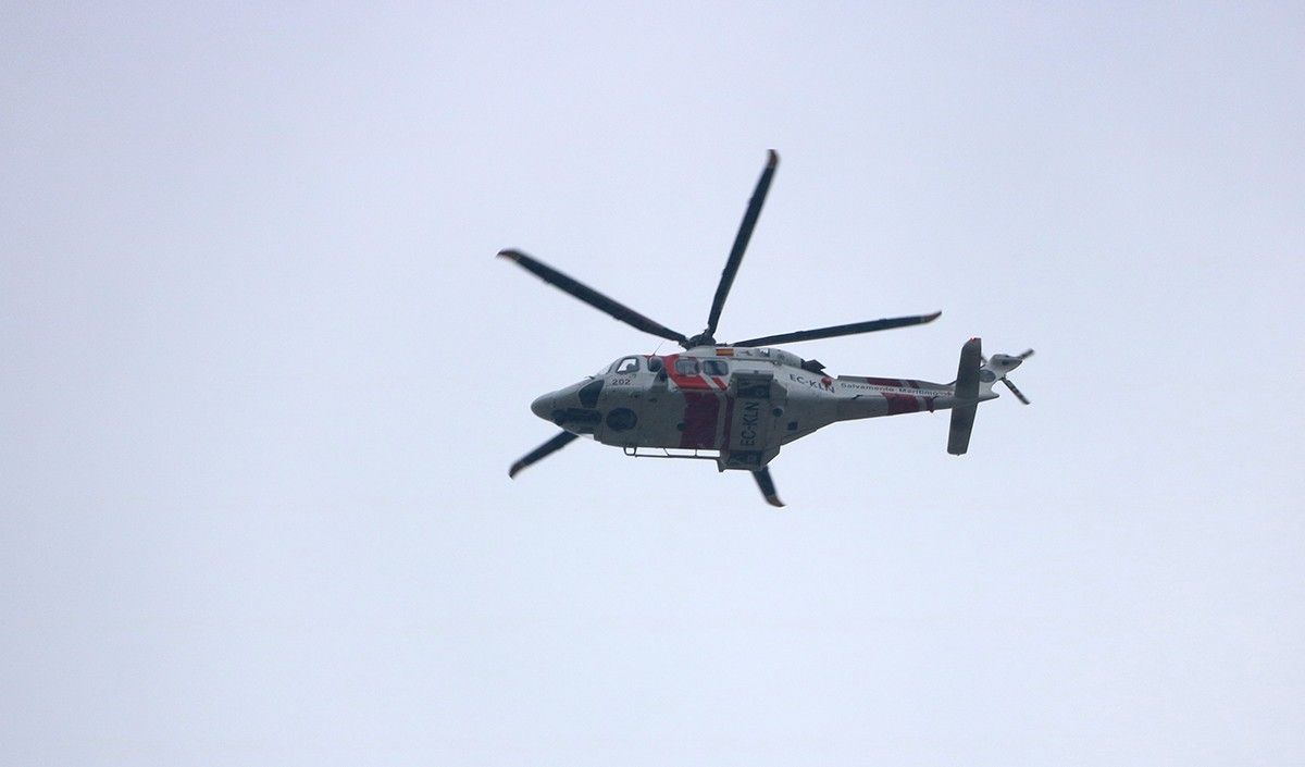 Imatge de l'helicòpter de Salvament Marítim que participa en les tasques de recerca del pescador desaparegut a Deltebre