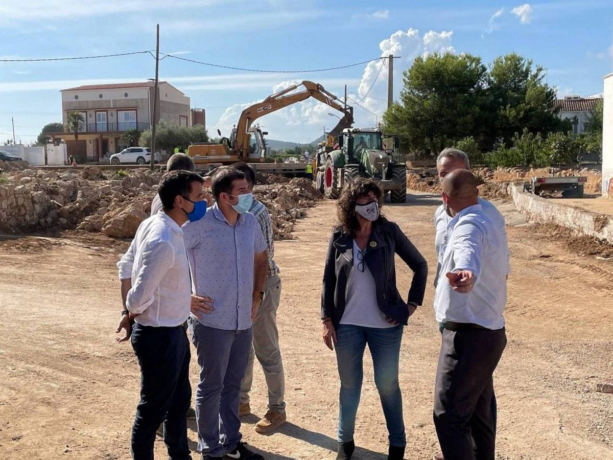 La consellera d'Acció Climàtica visitant les obres de restitució dels danys provocats pels aiguats al municipi d'Alcanar