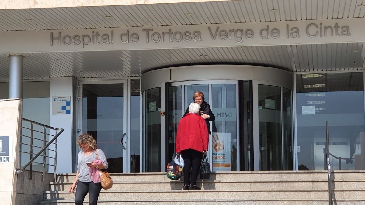 Façana principal de l'hospital Verge de la Cinta, a Tortosa.