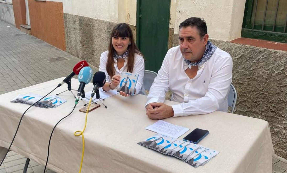 L'alcalde de la Ràpita, Javier Reverté i la regidora Francina Molina durant la presentació de la setena edició d'Orígens 