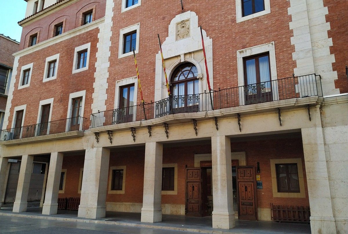 Façana de l'Ajuntament de Tortosa este dimarts al matí.