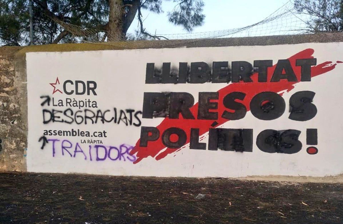 Així ha quedat el mural per la llibertat dels presos polítics després dels actes vandàlics.