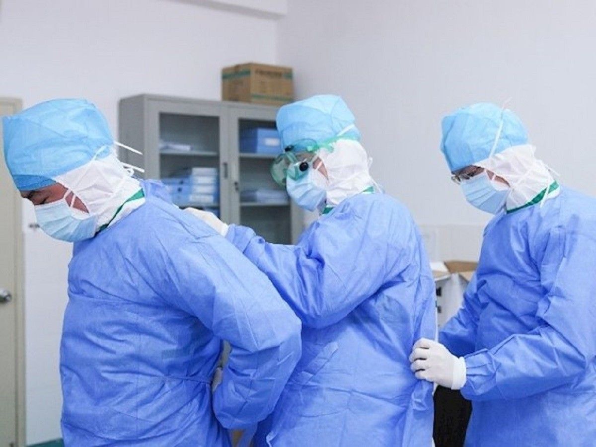 Doctors es preparen per atendre un pacient de coronavirus.