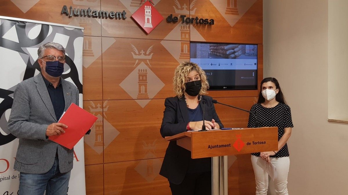 Cristina Bestratén creadora del Festival amb l'alcaldessa de Tortosa, Meritxell Roigé i el regidor de cultura, Enric Roig