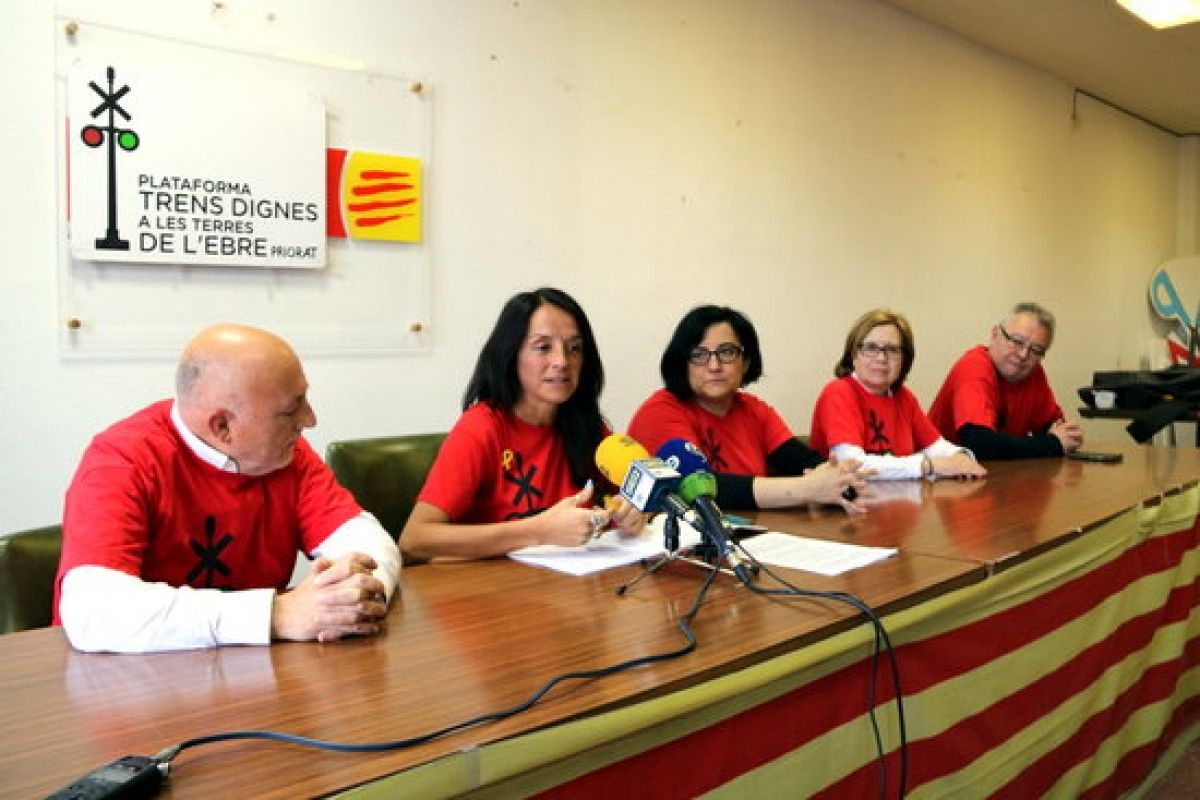 Els representants de la plataforma Trens Dignes en roda de premsa a la seu de CCOO a Tortosa