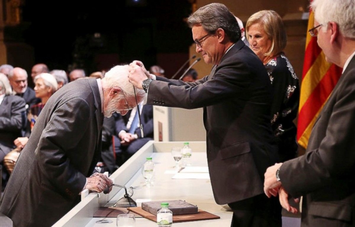 Artur Mas fent entrega de la Creu de Sant Jordi l'any 2015 a Jesús Massip