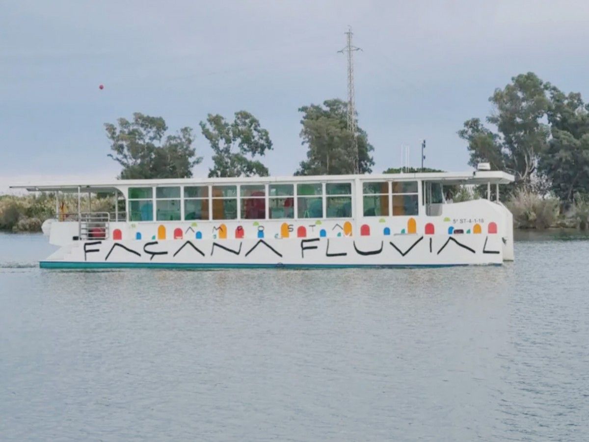 El vaixell turístic fluvial d'Amposta navegant per l'Ebre 