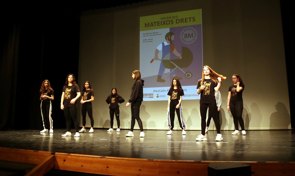Un grup de ballarines que ha participat en l'acte de commemoració del Dia de la Dona amb les escoles del Baix Ebre, a l'Auditori de Tortosa