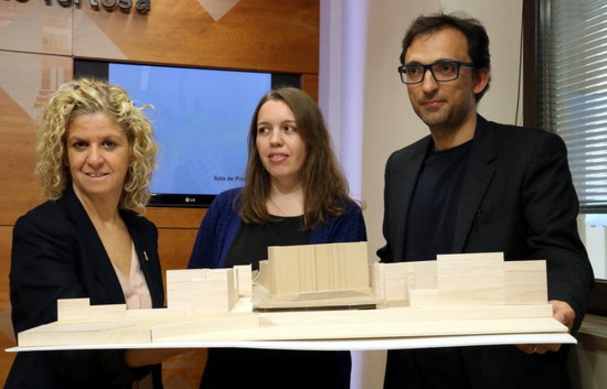 L'alcaldessa de Tortosa, Meritxell Roigé, i els arquitectes Olga Felip i Josep Camps, sostenint la maqueta del projecte d'urbanització i museïtzació de la plaça de la catedral de Tortosa