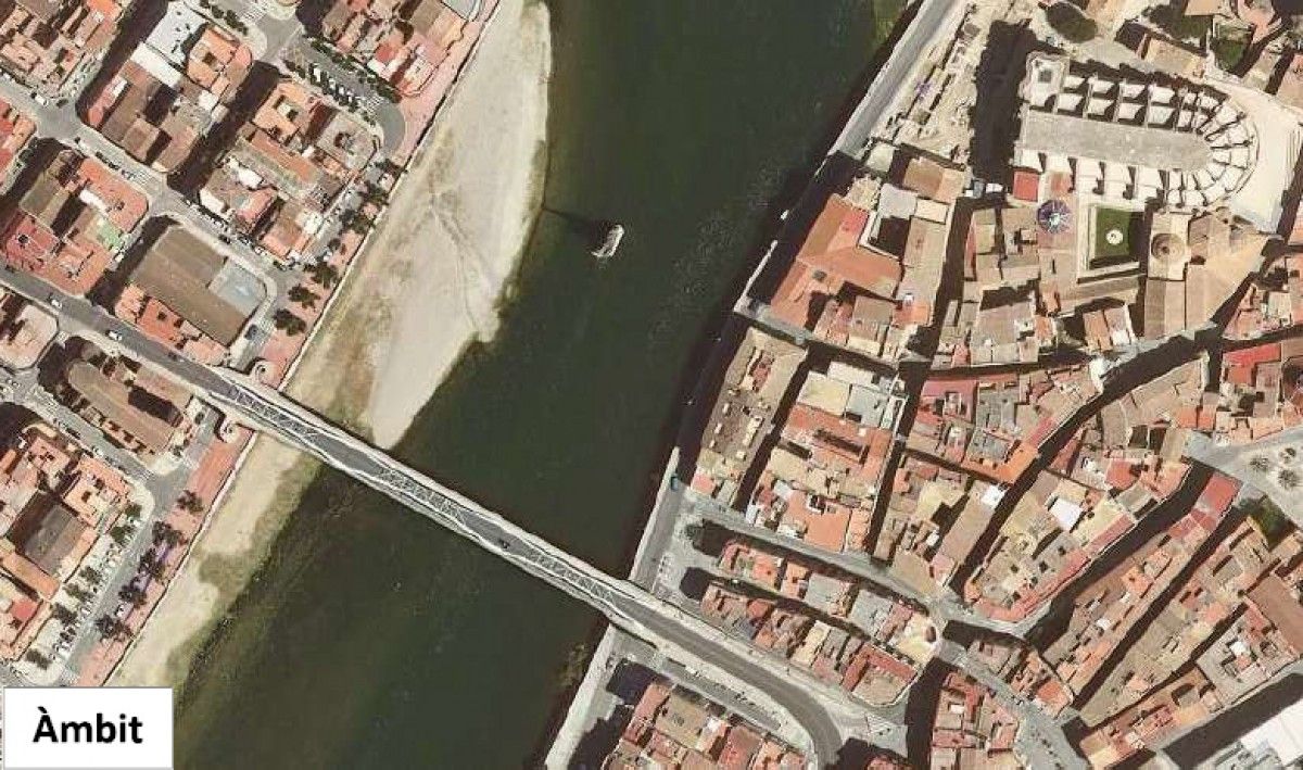 Vista aèria del monument franquista i de la pilastra que es reutilitzaria per al nou pont