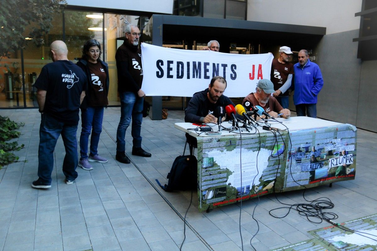 Representants de les entitats ambientalistes que reclamen mobilitzar els sediments al tram final de l'Ebre  