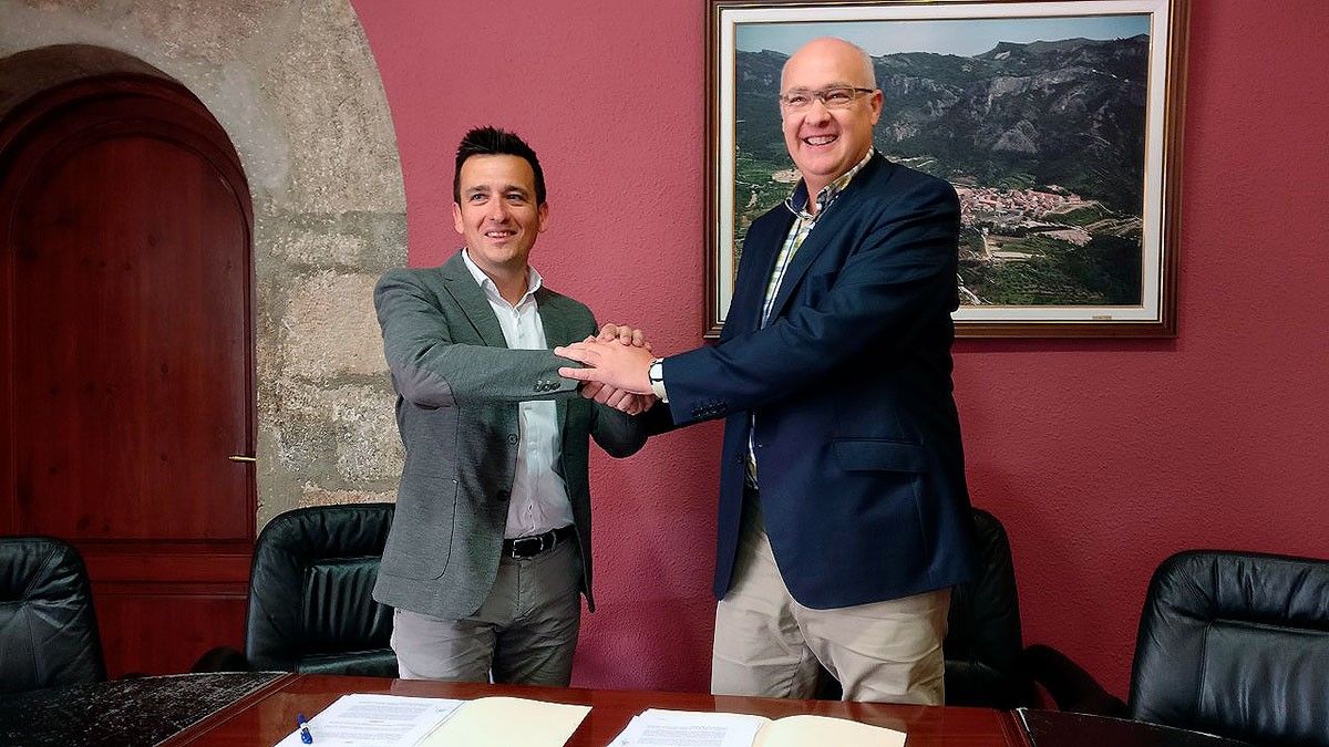 L'alcalde de Tivissa Aqualia i el representant de l'empresa d'agües en la signatura del conveni.