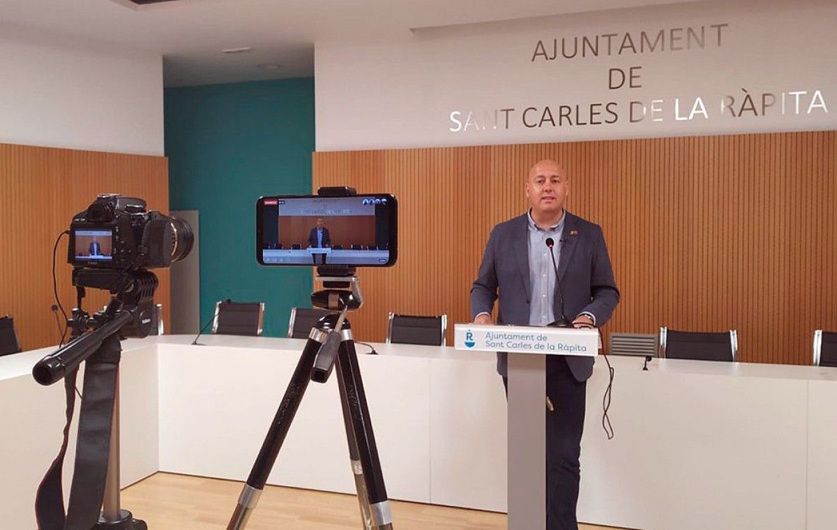L'alcalde de la Ràpita, en la roda de premsa retransmesa per streaming.