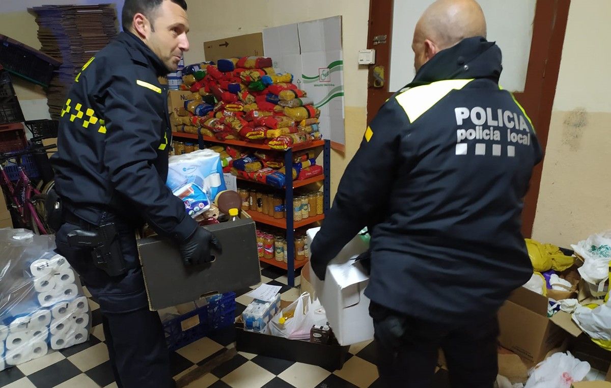 La Policia Local d'Alcanar fa tasques de repartiment d'aliments a les famílies desfavorides o persones que no poden accedir al carrer