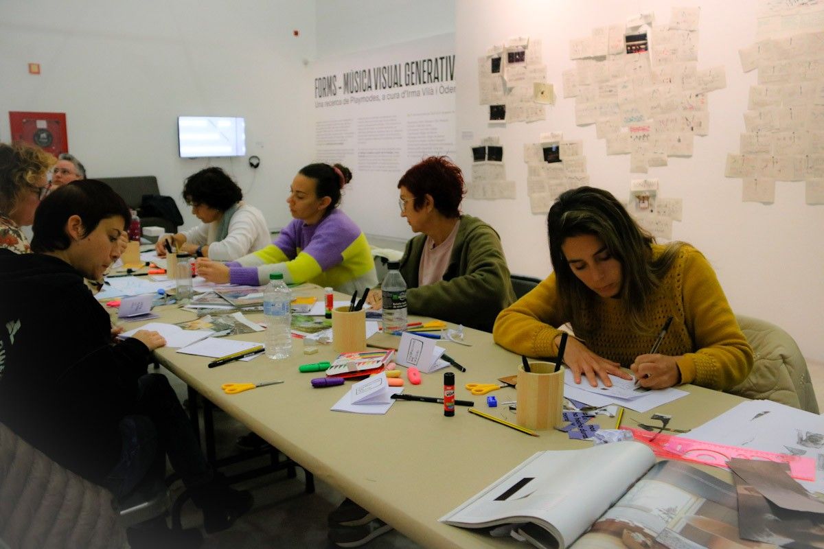 Un grup de dones participa en un dels tallers de fanzine organitzat en la setena edició del Femme in Arts  