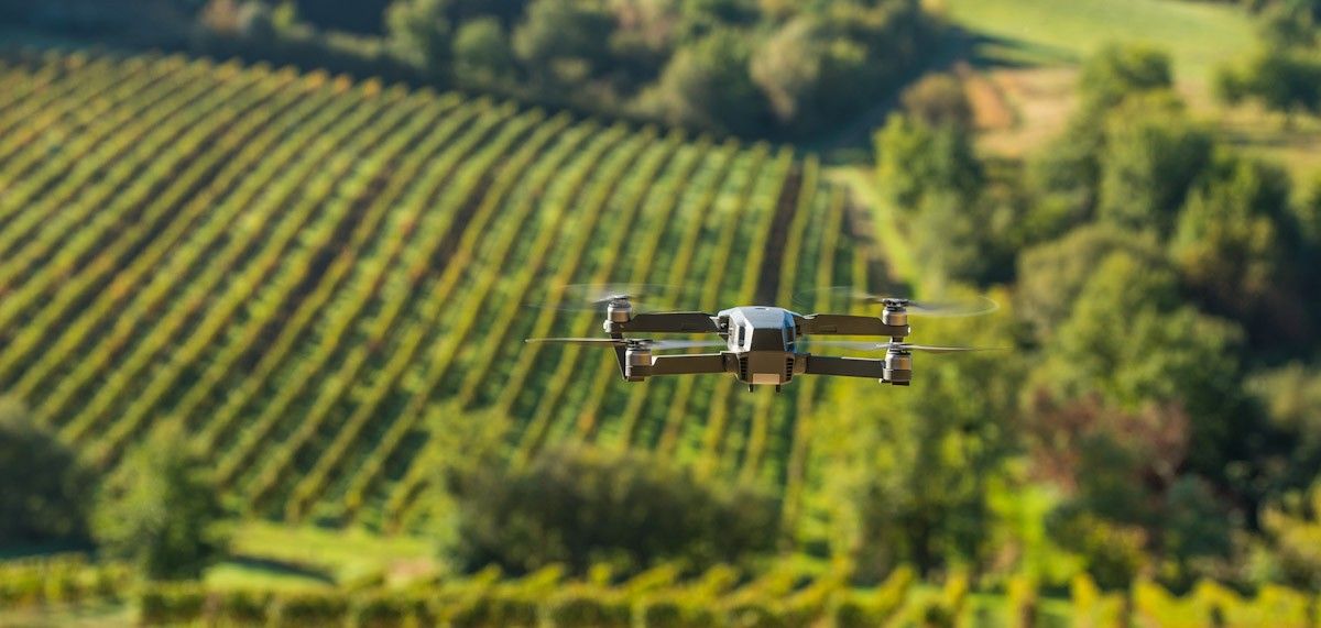 Imatge d'un dron sobrevolant una zona rural