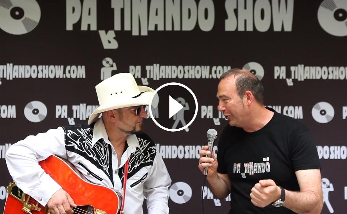 Carlos Segarra, líder de Los Rebeldes, conversa amb Fernando Garcia, promotor de la Partinando Show Festival.
