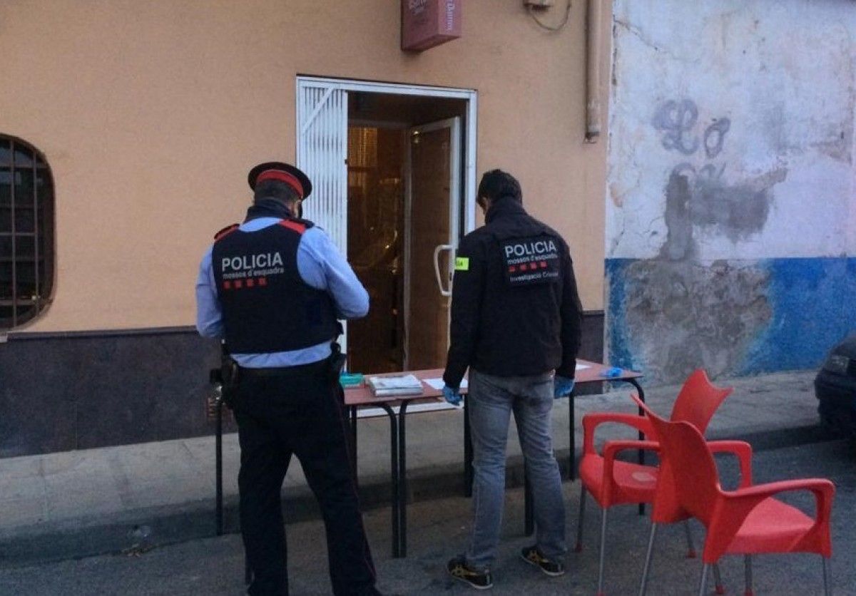 Els Mossos aixecant acta de denúncia davant del bar