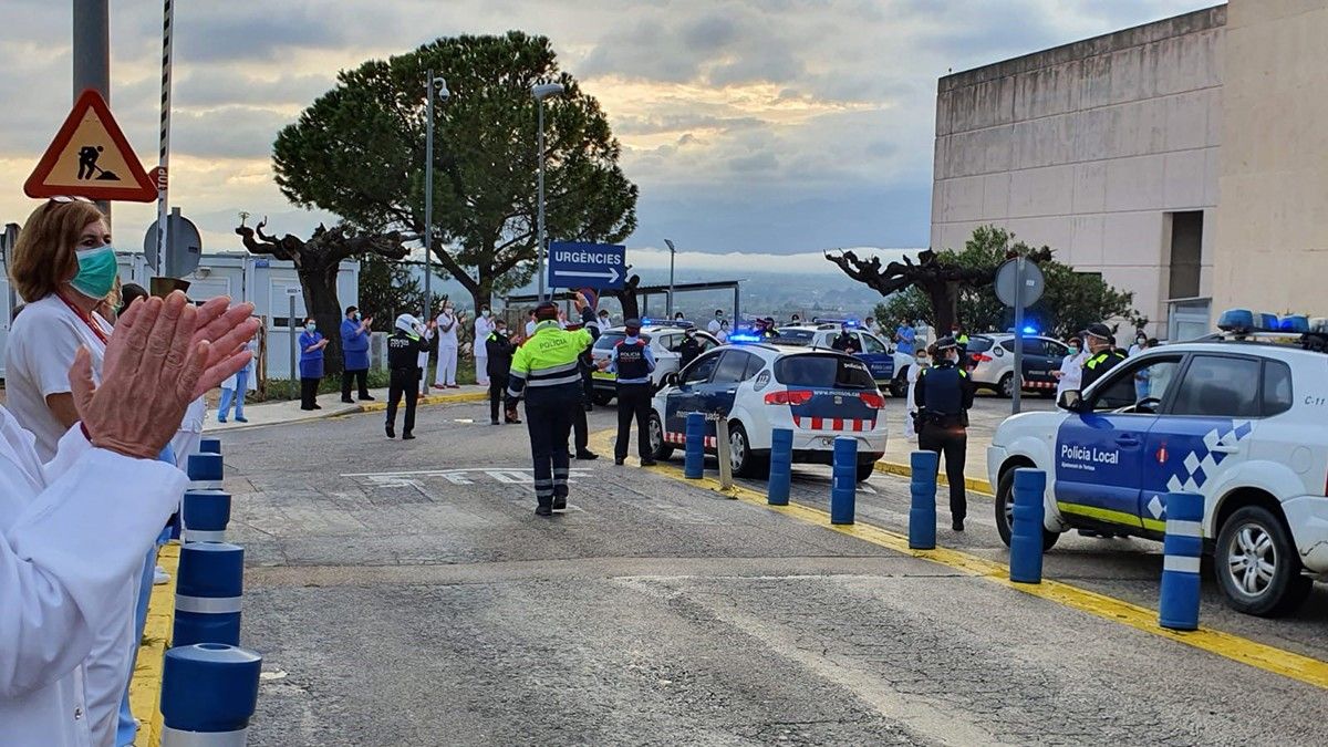 Una dotzena de vehicles policials han fet sonar les sirenes a l'entrada de l'hospital de Tortosa