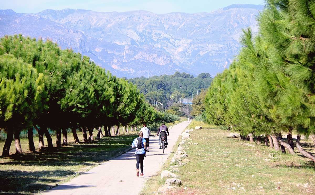 Usuaris circulant pel tram de la via verda de la Val de Zafán entre Tortosa i Roquetes.
