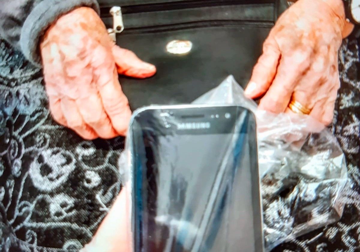 El mòbil protegit amb un plàstic a punt perquè una àvia de la residència Natzaret de Móra d'Ebre rebi una videotrucada dels seus familiars.