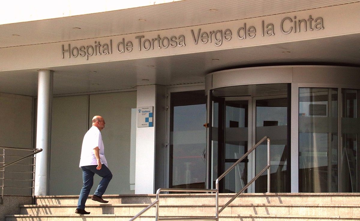 Porta principal de l'hospital de Tortosa Verge de la Cinta