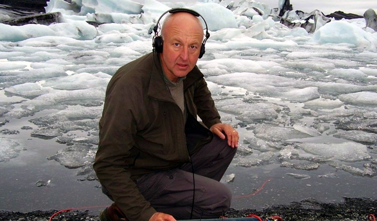 Imatge de Chris Watson gravant sons en un entorn glacial.