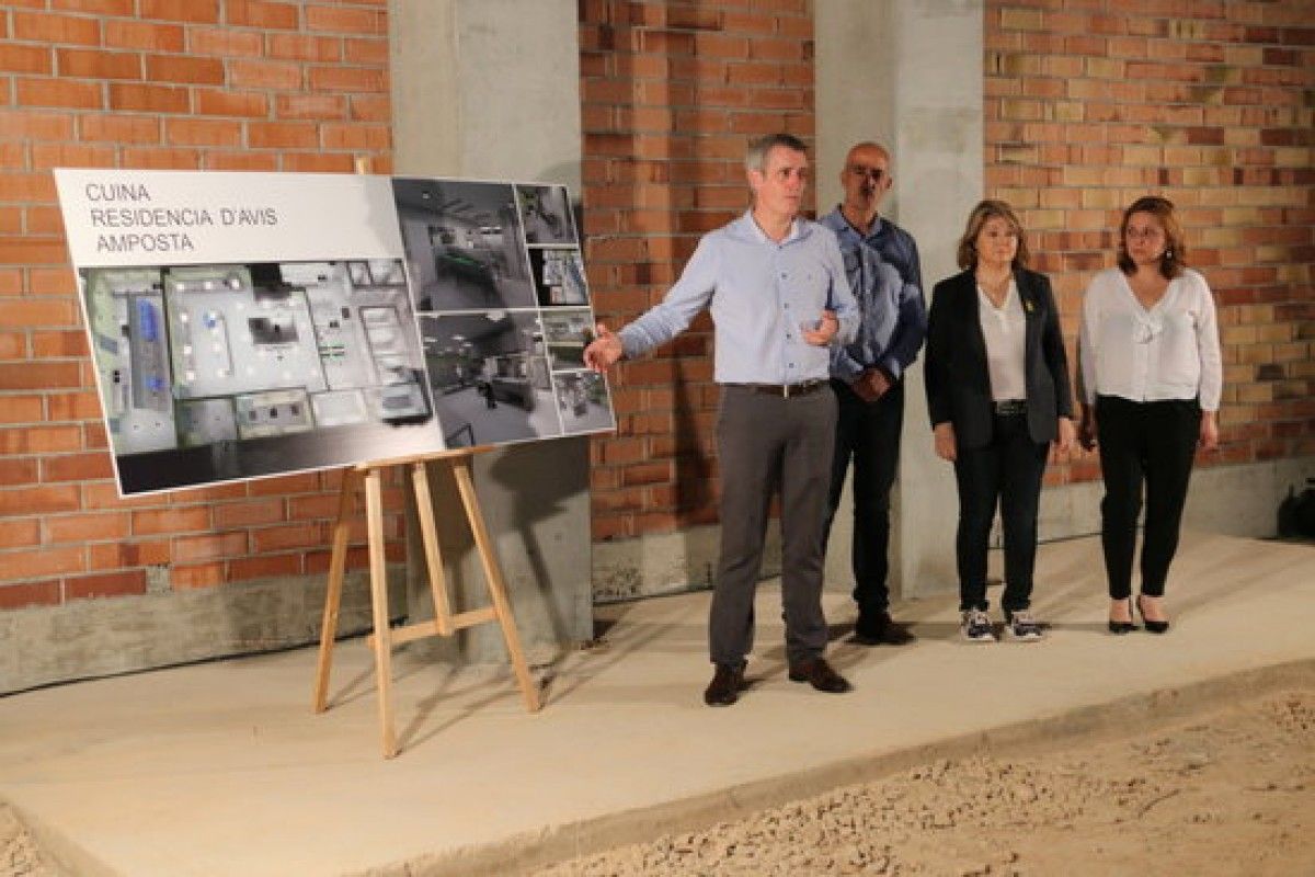 L'alcalde d'Amposta, Adam Tomàs, a l'esquerra, presentant els detalls del projecte de la cuina de la residència d'avis