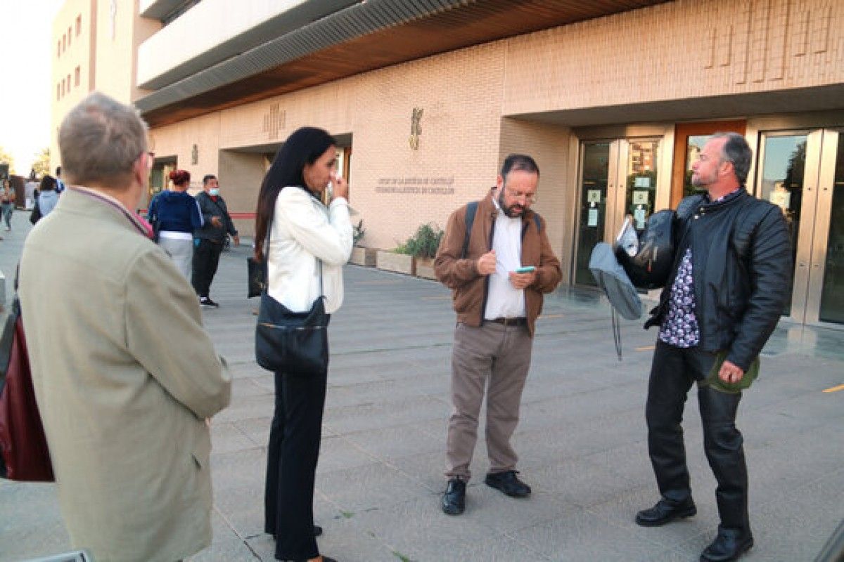 Pla general de Núria Ferrer, Maria José Cardozo, Joan Ferrando i Toni Martín, a les portes de l'Audiència de Castelló després de testificar en el judici del Castor. 