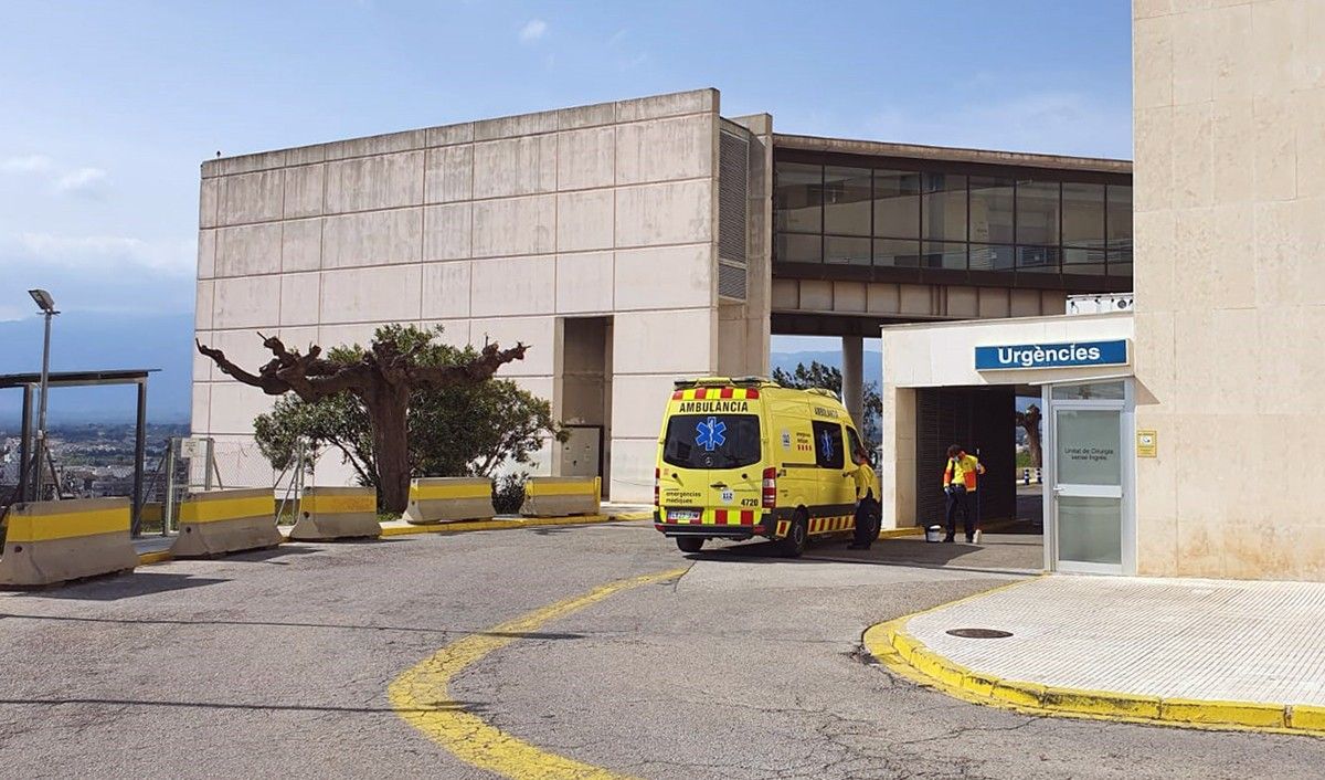 Accés per Urgències a l'hospital de Tortosa Verge de la Cinta.