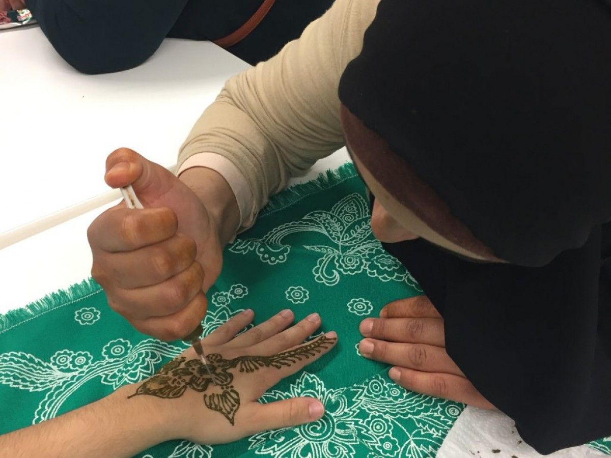 Com a cloenda del taller es van fer activitats al campus Terres de l'Ebre, entre elles tatuatges amb henna