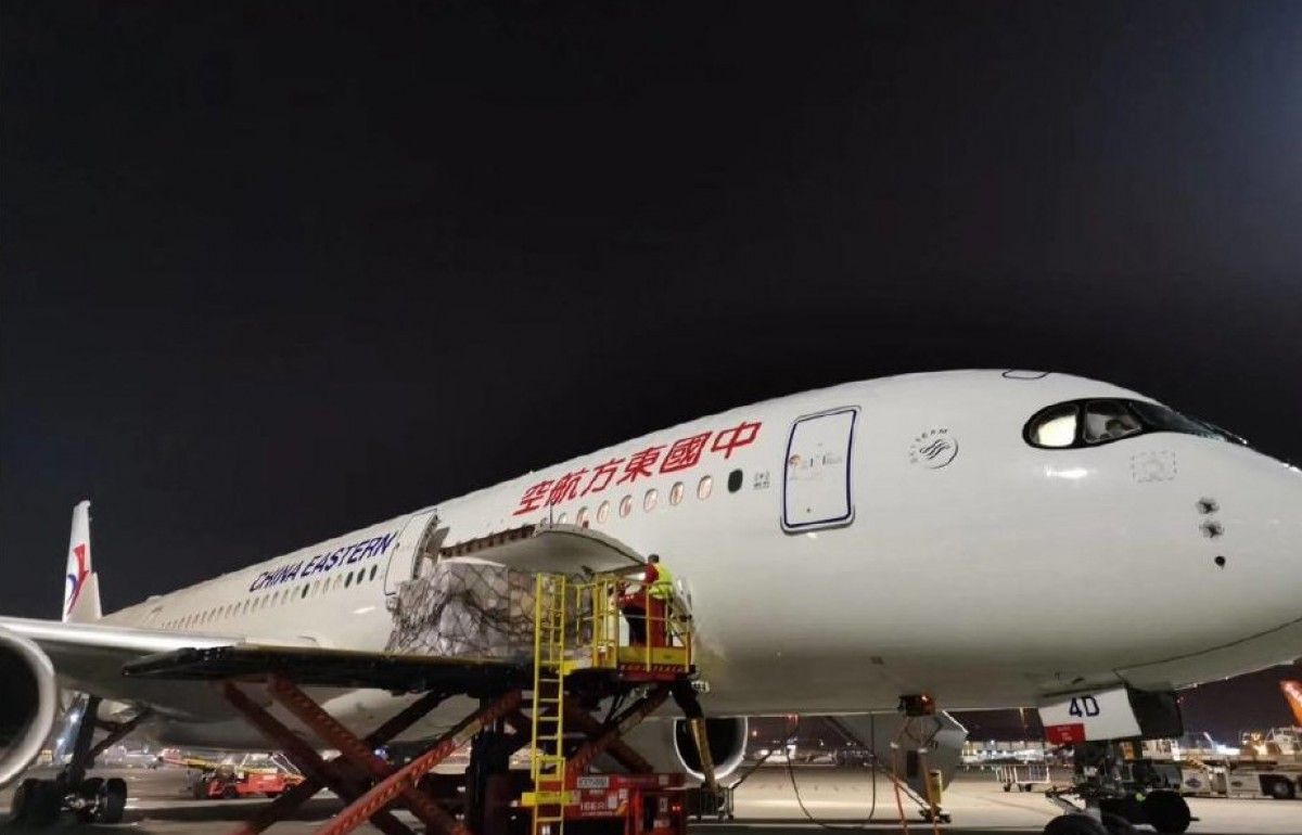 Carregament de material en l'avió que arribarà de forma imminent des de la Xina